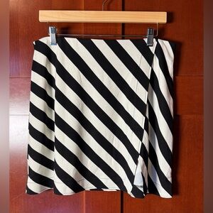 H&M Diagonal Striped Mini Skirt - Black and White NWT Size Large